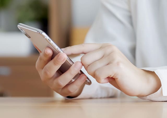 スマホ操作する女性